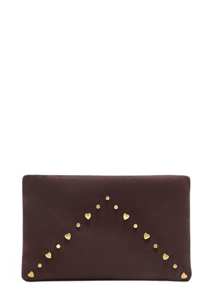 Braune Wildleder-Clutch in rechteckiger Form, mit goldenen herzförmigen Nieten in einem dreieckigen Muster auf der Vorderseite. Glatte Textur.