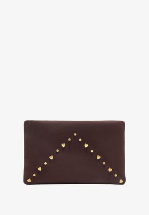 Smeđa suđena clutch torbica pravokutnog oblika, s zlatnim dugmadi u obliku srca u trokutu uz prednju stranu. Glatka tekstura.