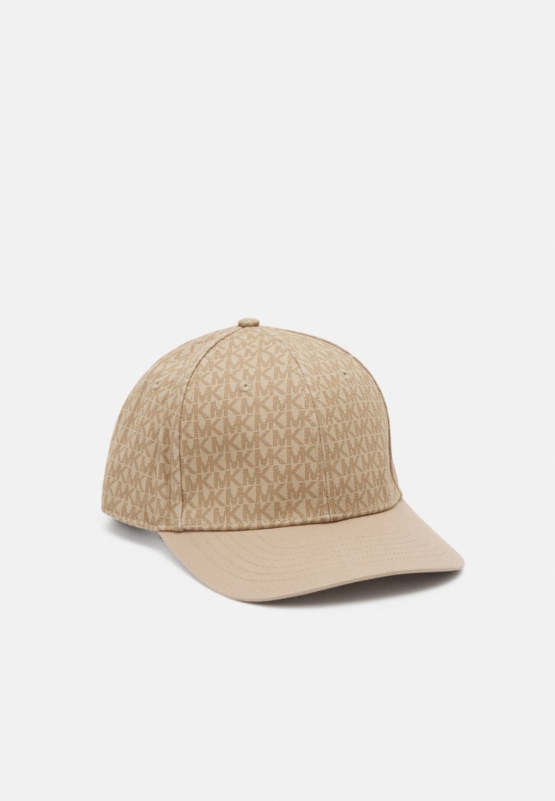 Casquette de baseball beige avec un motif répétitif "MK" marron clair couvrant la couronne et une visière incurvée beige unie.