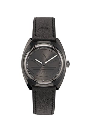 Montre avec bracelet en cuir noir et un cadran rond gris foncé, présentant un design minimaliste, des index horaires en argent et un détail de logo au centre.