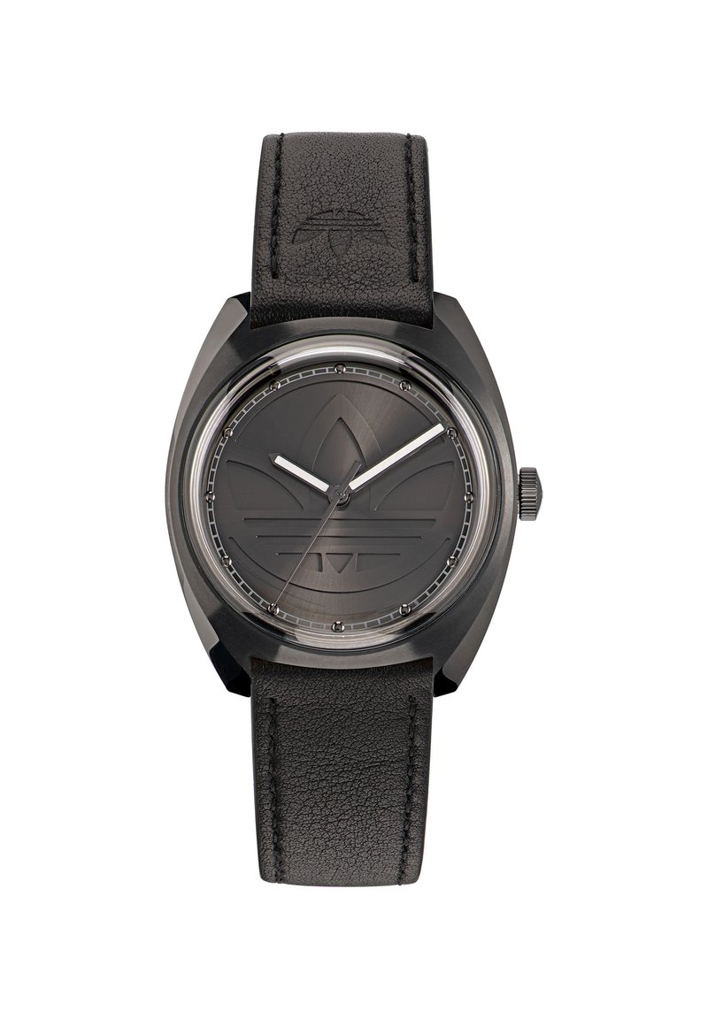 Montre avec bracelet en cuir noir et un cadran rond gris foncé, présentant un design minimaliste, des index horaires en argent et un détail de logo au centre.