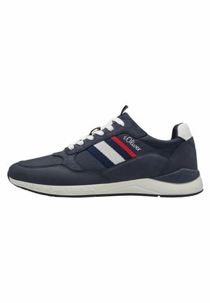 Baskets de sport navy avec des accents rayés blancs et rouges. Tige synthétique lisse avec des panneaux en maille. Design à lacets et semelle rembourrée.
