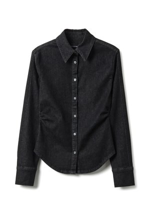 Chemise noire à manches longues avec boutons, col pointu, taille cintrée et coutures visibles, posée à plat sur un fond blanc.