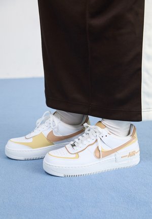 AIR FORCE 1 SHADOW - Trainers - white/hemp/team gold/metalic silver