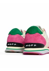Sneaker con una combinazione di camoscio rosa e verde, tomaia color crema e suola in gomma nera. Presentano il marchio sul tallone e accenti di colore contrastanti.