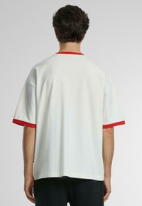 PROHIBITED T-shirts med print - white