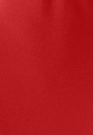 Rode stof met een gladde, matte textuur, die een uniforme kleur zonder patronen of zichtbare naden toont. Ideaal voor lichte kleding of accessoires.