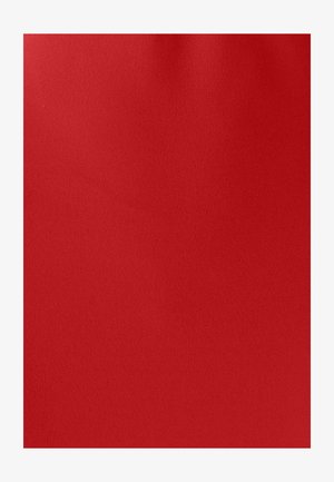 Rode stof met een gladde, matte textuur, die een uniforme kleur zonder patronen of zichtbare naden toont. Ideaal voor lichte kleding of accessoires.