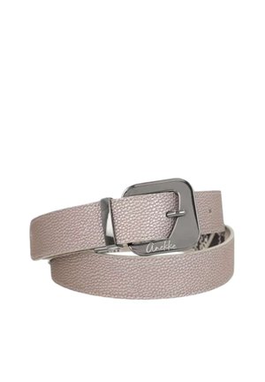 Cintura in pelle rosa chiaro testurizzata con fibbia rettangolare argentata lucida e firma incisa sulla cornice della fibbia.