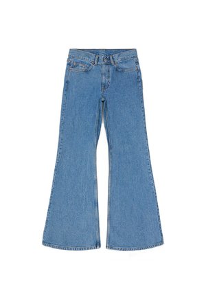 Jeans de mezclilla azul de cintura alta con piernas acampanadas amplias, botón y cremallera frontal, y diseño de cinco bolsillos, dispuestos sobre un fondo blanco.