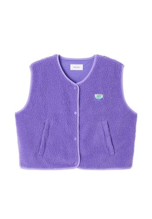 Paarse fleece vest met een gestructureerde oppervlakte, ronde halslijn, vier drukknoopjes en twee voorzakken. Bevat een klein logopatch.