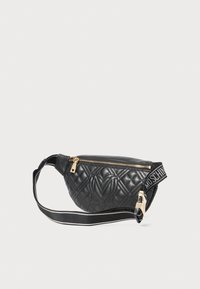 Svart vadderad läder bälte väska med gulddragkedja och justerbar svart rem med "MOSCHINO" text i vitt.