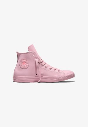 Hoher Converse-Sneaker in einfarbigem sanftem Rosa mit monochromem Logopatch, Schnürsenkeln, Ösen und Gummisohle, gezeigt im rechten Seitenprofil.