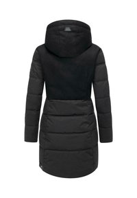 Must mustagaine, millel on kapuuts, kviltitud tekstuuriga, ühetooniline värv, pikad varrukad ja veidi kõver hemline.