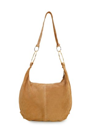 Zachte beige suède schoudertas met verstelbare riem bevestigd met goudkleurige metalen ringen en een eenvoudige centrale naad aan de voorkant.
