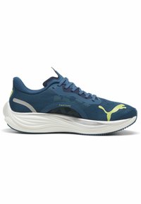Scarpa sportiva blu con tomaia in rete, dettagli argento e logo giallo. Presenta una suola ammortizzata e un design snello per migliori prestazioni.