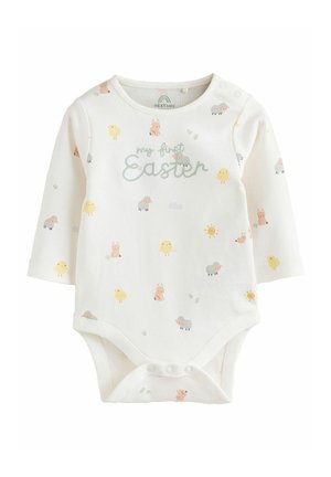 Weißer Baby-Body mit langen Ärmeln, der mit dem Text "mein erstes Ostern" und pastellfarbenen Tieren bedruckt ist, darunter Küken, Hasen und Schafe.