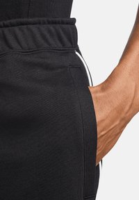 Nike Sportswear Shorts - schwarzweiss