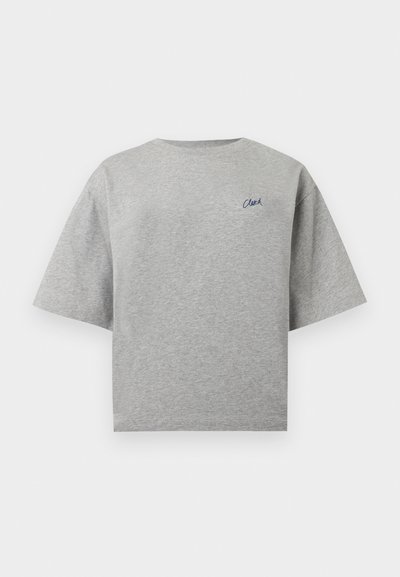 T-shirt gris clair à manches courtes et col rond avec un petit logo en écriture bleu foncé sur la poitrine gauche.