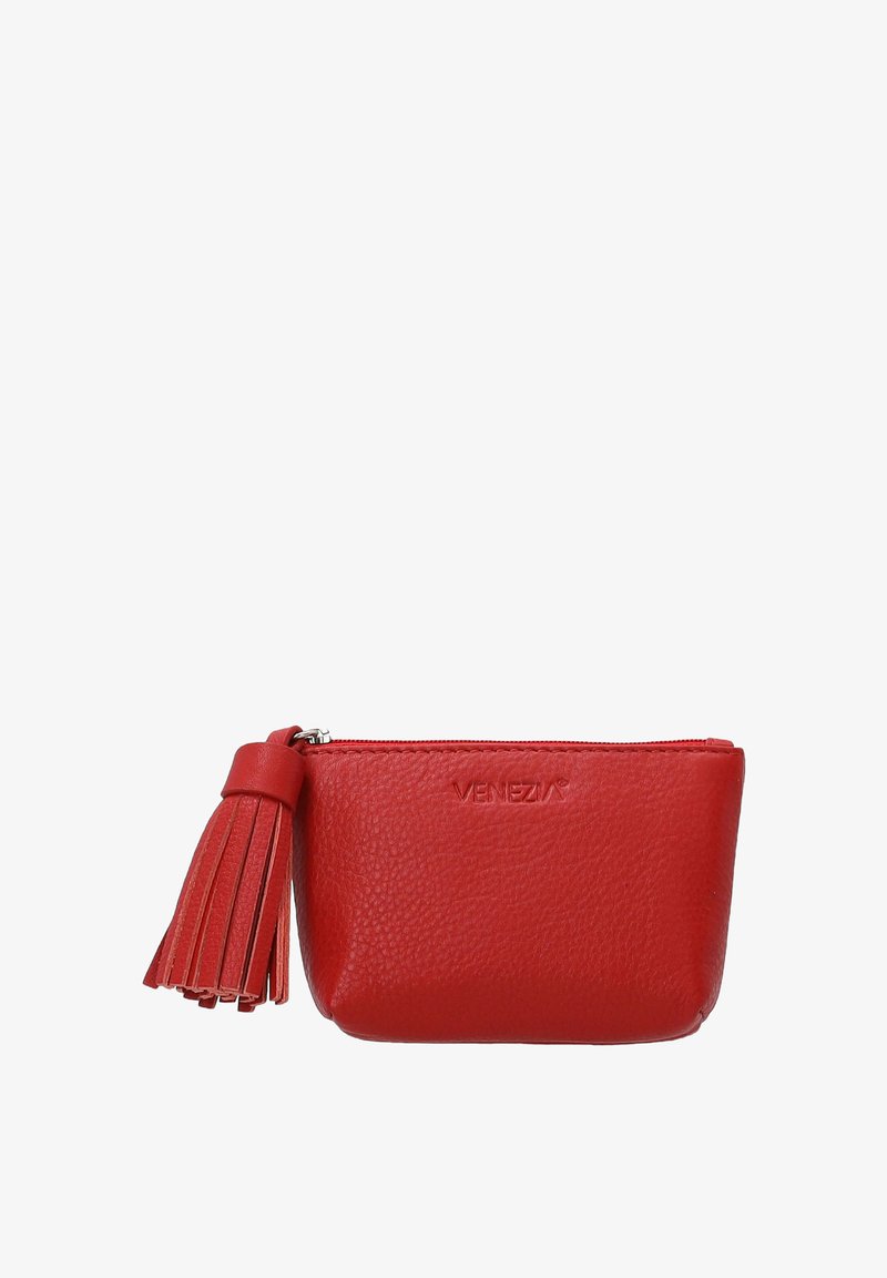 Rotes Lederetui mit strukturierten Oberflächen, ausgestattet mit einem Reißverschluss und einem dekorativen Quast an der Seite. Logo auf der Vorderseite geprägt.