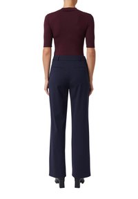 Bordowy, krótko-sleeve dzianinowy top w połączeniu z granatowymi spodniami o szerokich nogawkach z wysokim stanem, z tylnymi kieszeniami i dopasowanym krojem.