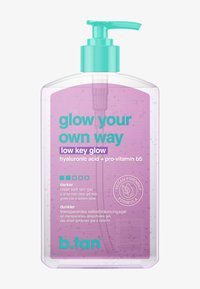 Flacon pompe transparent de gel autobronzant b.tan low key glow avec acide hyaluronique, pro-vitamine B5, étiquette de formule végan, et texte et bouchon turquoise.