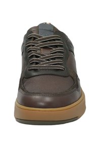 Brązowe skórzane i siateczkowe sneakersy z okrągłym czubkiem, beżową gumową podeszwą i szarymi sznurówkami. Charakteryzują się kontrastującymi teksturami oraz subtelnym logo na języku.