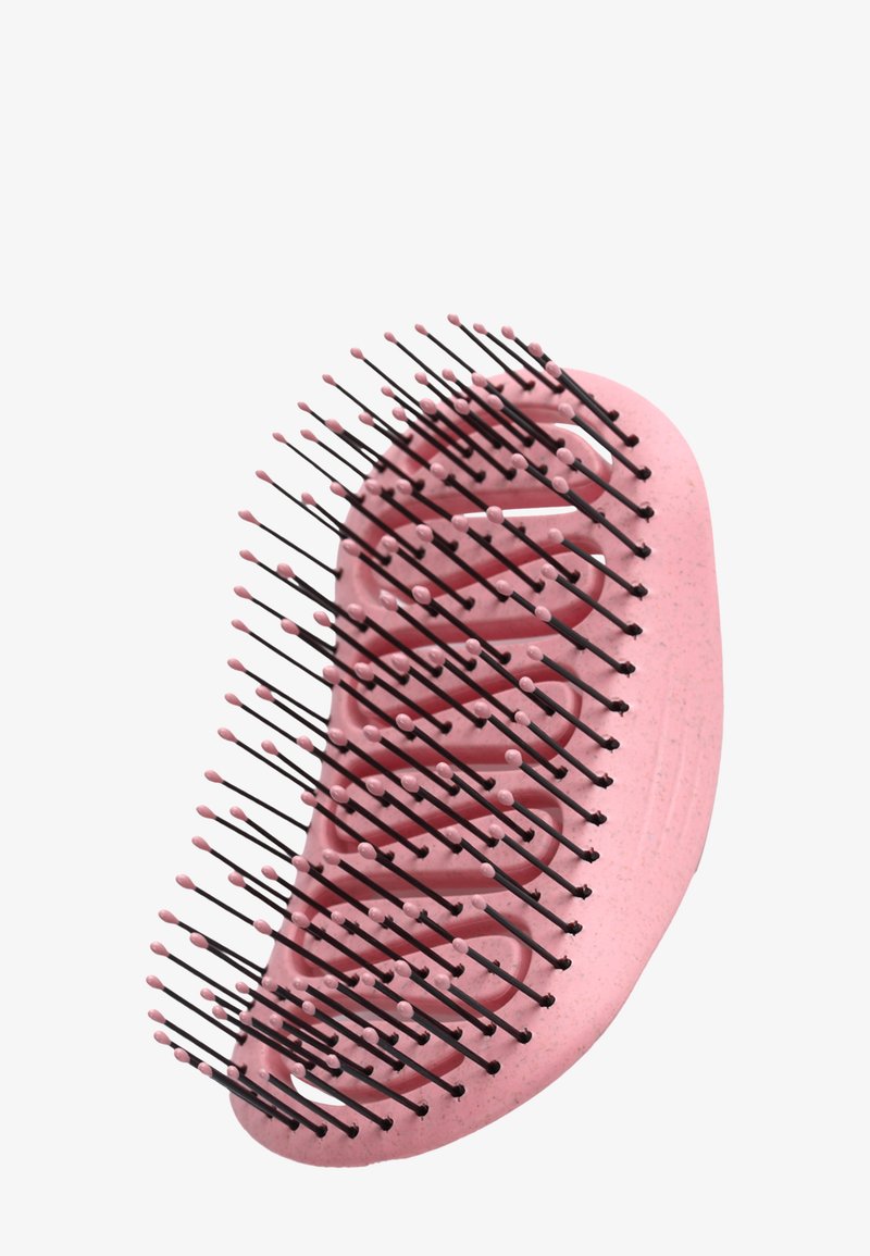 Brosse à cheveux en plastique rose avec une forme incurvée, dotée de poils noirs surmontés de pointes roses. Conçue pour démêler les cheveux facilement.
