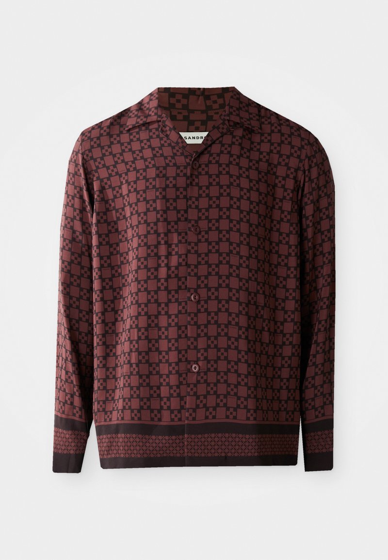 Camicia a maniche lunghe con un motivo geometrico bordeaux, colletto a punta e chiusura frontale con bottoni. Realizzata in tessuto morbido con una vestibilità rilassata.