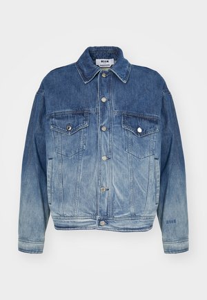 Veste en denim bleu avec un dégradé de lavage clair à foncé, fermeture à boutons sur le devant, deux poches poitrine et logo brodé sur la manche.