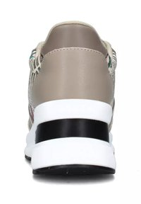Sneaker beige con un tallone in pelle liscia, intersuola bianca e striscia nera decorativa. I lati testurizzati presentano un design a motivo.