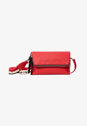 Bolso bandolera rectangular de cuero rojo con solapa, cremallera plateada y una correa ajustable desmontable roja y blanca.