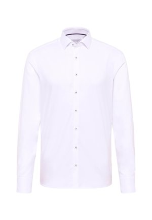 Camicia bianca a maniche lunghe in tessuto morbido, con colletto a punte, chiusura frontale con bottoni e dettagli in argento, e polsini dritti.