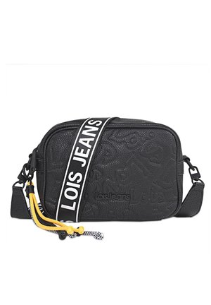 Bolso bandolera negro con textura y un diseño decorativo en relieve, correa ajustable en amarillo y negro, y detalle del logo en la parte frontal.