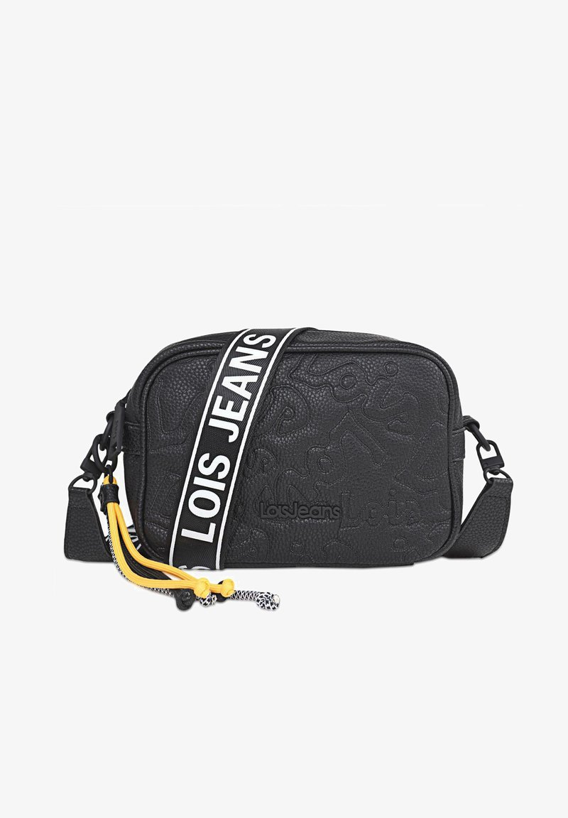 Bolso bandolera negro con textura y un diseño decorativo en relieve, correa ajustable en amarillo y negro, y detalle del logo en la parte frontal.