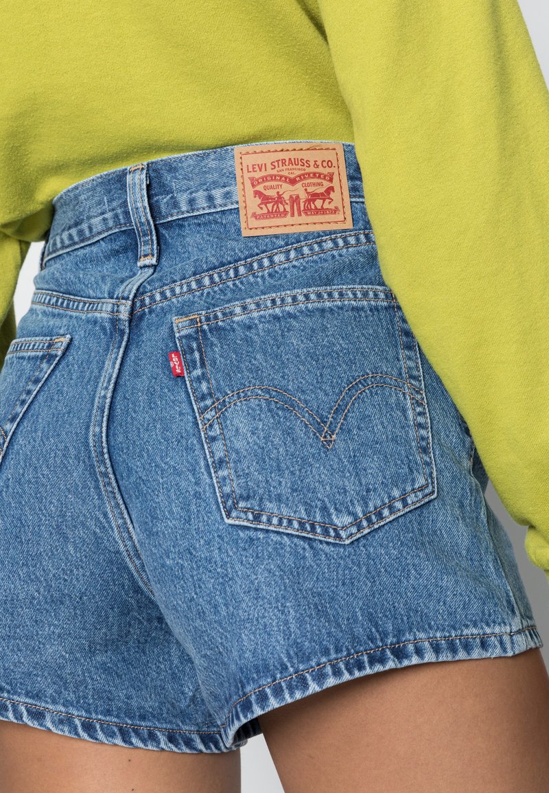 Levi's® HIGH WAISTED MOM - Shorts vaqueros - denim -