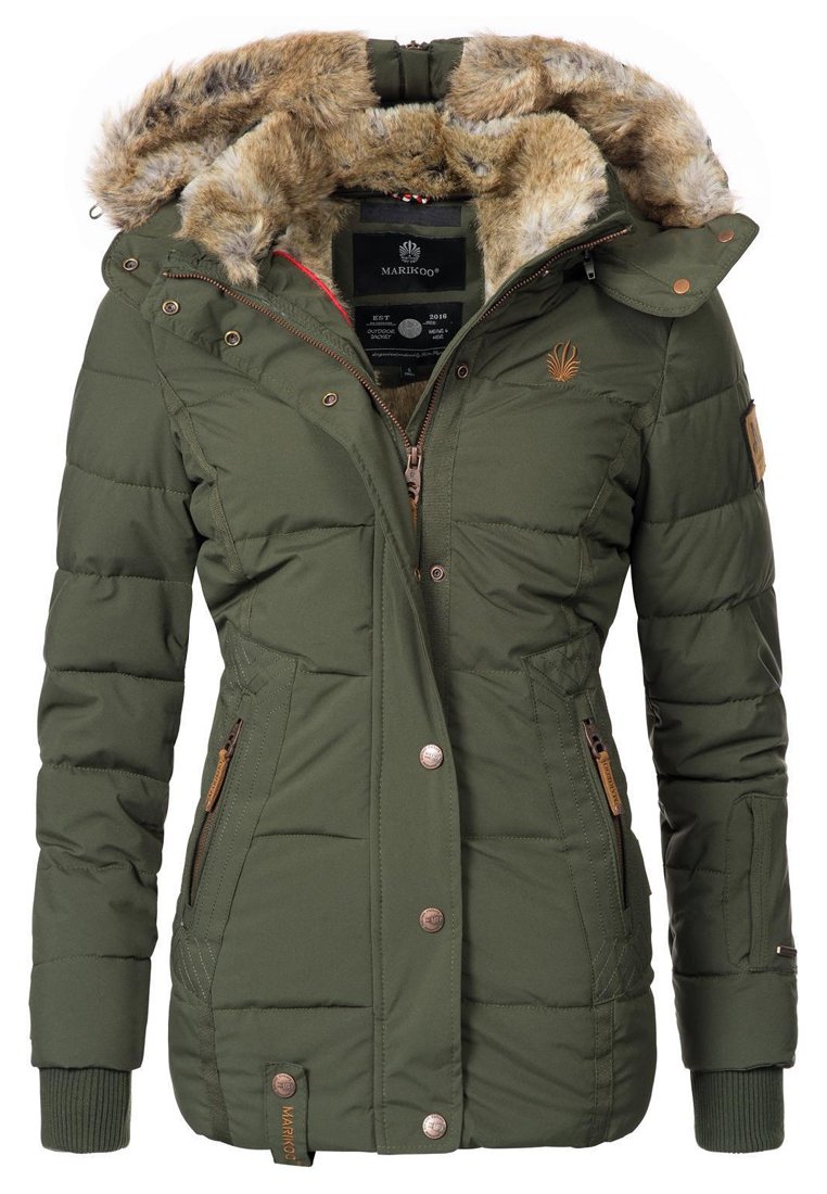 Mörkgrön, vadderad parka med en huva klädd i fuskpäls, dragkedja och tryckknappar, två sidofickor och en logotags på fållen.
