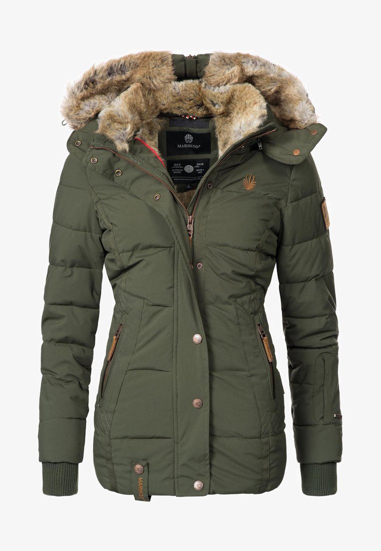 Parka de color verde oscuro, acolchada, con capucha forrada de piel sintética, cierres de cremallera y botones a presión, dos bolsillos laterales y etiqueta de marca en el dobladillo.