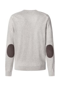 Hellgrauer Pullover mit langen Ärmeln, ausgestattet mit dunkelbraunen Ellbogenpatches. Weicher Stoff, klassischer Rundhalsausschnitt sowie gerippte Bündchen und Saum.