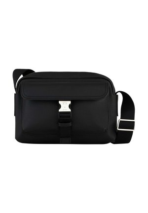 Sac bandoulière noir en tissu lisse, avec rabat avant, fermeture à boucle en argent, sangle réglable et une forme rectangulaire simple.
