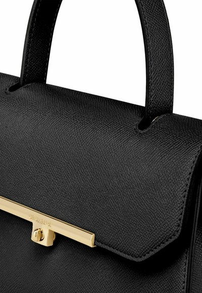 Črna torbica iz teksturiranega usnja z zgornjim ročajem, zaponko iz zlato kovinskega materiala in strukturiranim zapiranjem s preklopom.