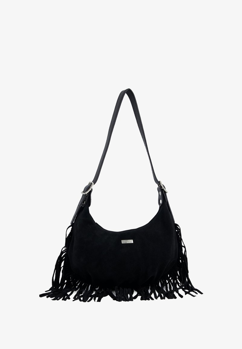 Czarna zamszowa torebka o zaokrąglonym kształcie, z frędzlami u dołu i regulowanym paskiem z srebrną metalową ozdobą. Na przodzie widoczny jest detal z logo.