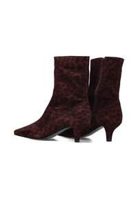 Leopardprint enkellaarzen in donker bordeauxsuède met een puntige neus en lage hak, voorzien van een zijrits voor makkelijk aan- en uittrekken.