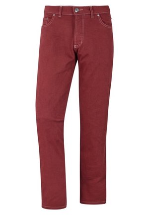 Jean droit rouge avec fermeture à boutons sur le devant, passants de ceinture et conception cinq poches sur fond blanc.