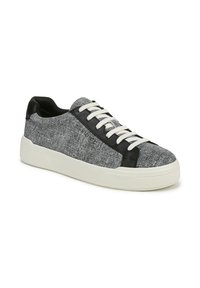 Baskets en tissu gris avec des accents en cuir noir, lacées en blanc, et avec un embout rond. Semelle en caoutchouc robuste. Empeigne texturée avec des détails de couture diagonale.
