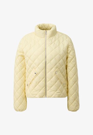 Jasnożółta pikowana kurtka z wysokim kołnierzem, zamkiem błyskawicznym z przodu i dwoma kieszeniami na patki z zatrzaskami z przodu.
