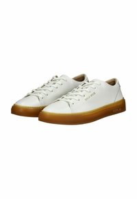 Białe skórzane sneakersy z okrągłym noskiem, płaskimi sznurowadłami i gumową podeszwą. Wytłoczone logo "REPLAY" z boku. Gładkie wykończenie.