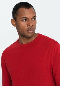 Rode longsleeve shirt van katoen, met een ronde hals en een soepele textuur. Geen zichtbare patronen of accenten.