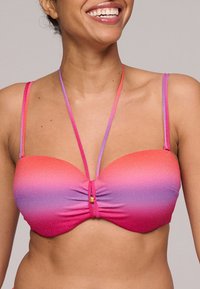 Bikinitop met een roze ombre ontwerp dat overgaat naar paars, met textuurstof, voorzien van een centrale knoop en verstelbare bandjes met een decoratieve accent.