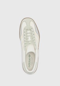 adidas Originals GAZELLE INDOOR UNISEX - Sneaker low - core white/wonder white/halo green